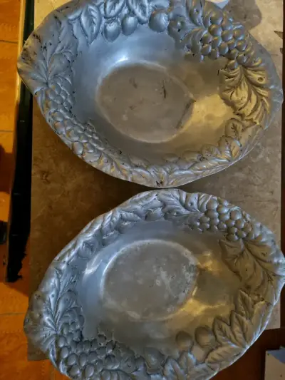 Platos decorativos de metal con diseño de hojas - miniatura 1