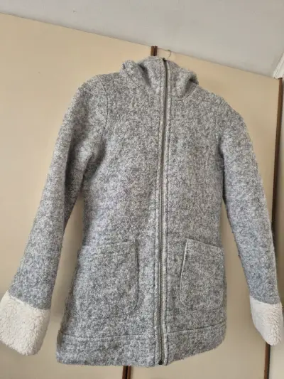 Chaqueta de lana gris con capucha y forro polar - miniatura 1