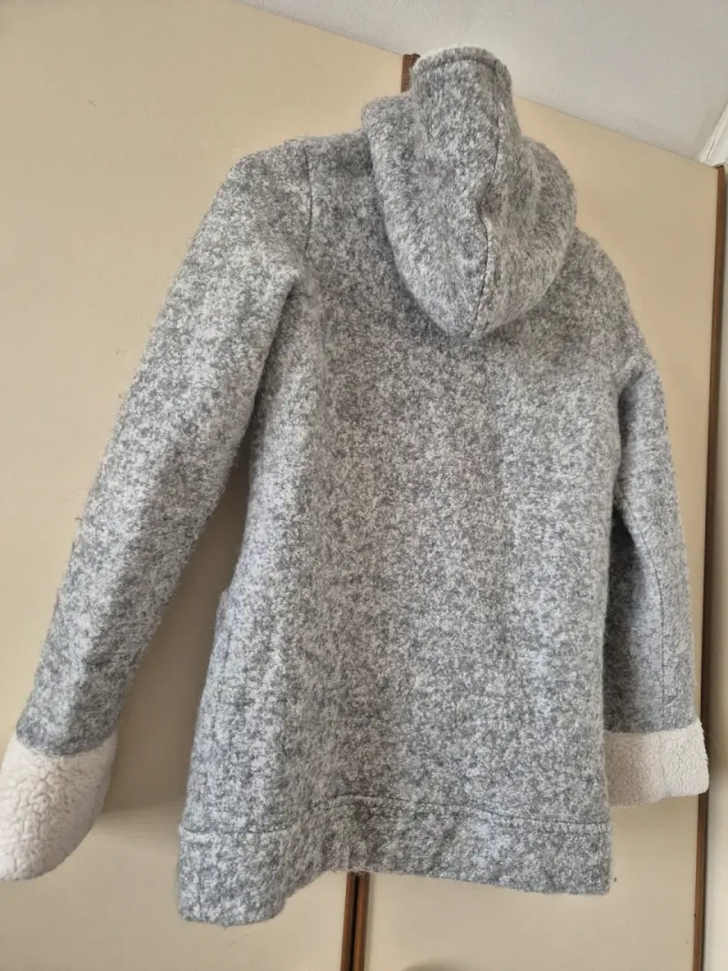 Chaqueta de lana gris con capucha y forro polar - 2