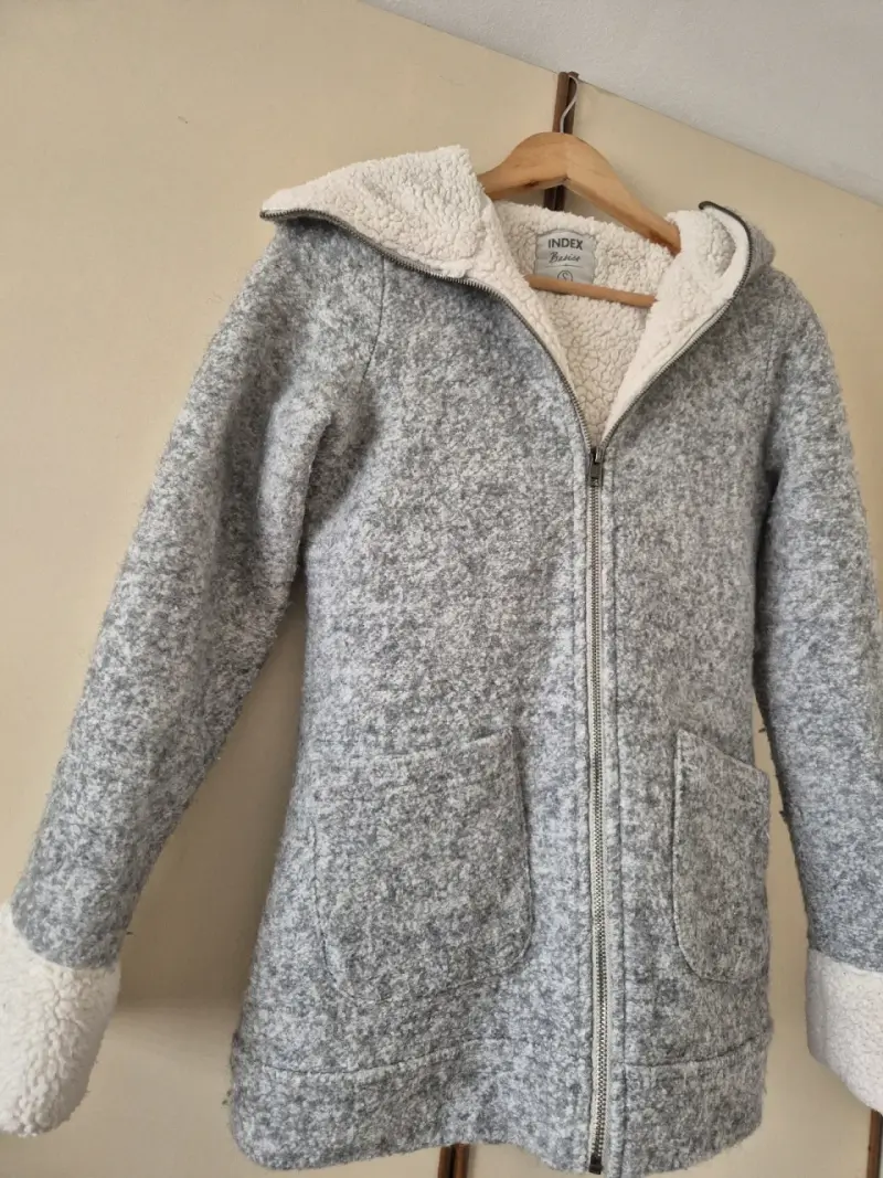 Chaqueta de lana gris con capucha y forro polar - 3