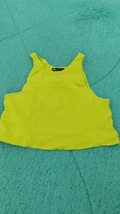 Crop top verde lima  Zara en buen estado - miniatura 1