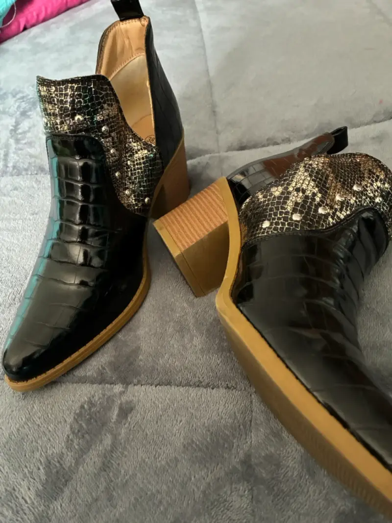 Botines de cuero negro con tacón y diseño reptil - 1