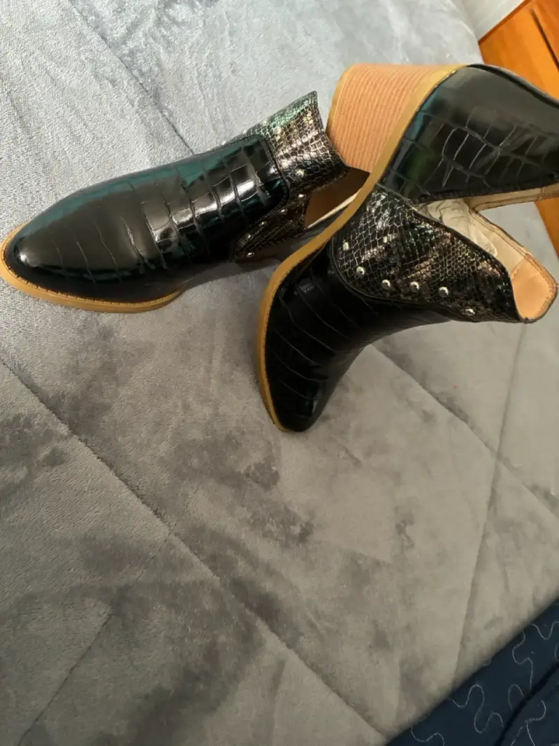 Botines de cuero negro con tacón y diseño reptil - 2