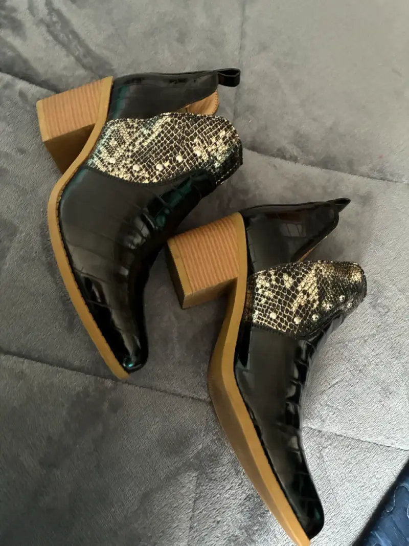 Botines de cuero negro con tacón y diseño reptil - 3