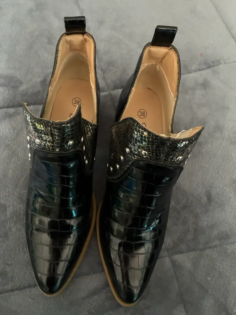 Botines de cuero negro con tacón y diseño reptil - 4