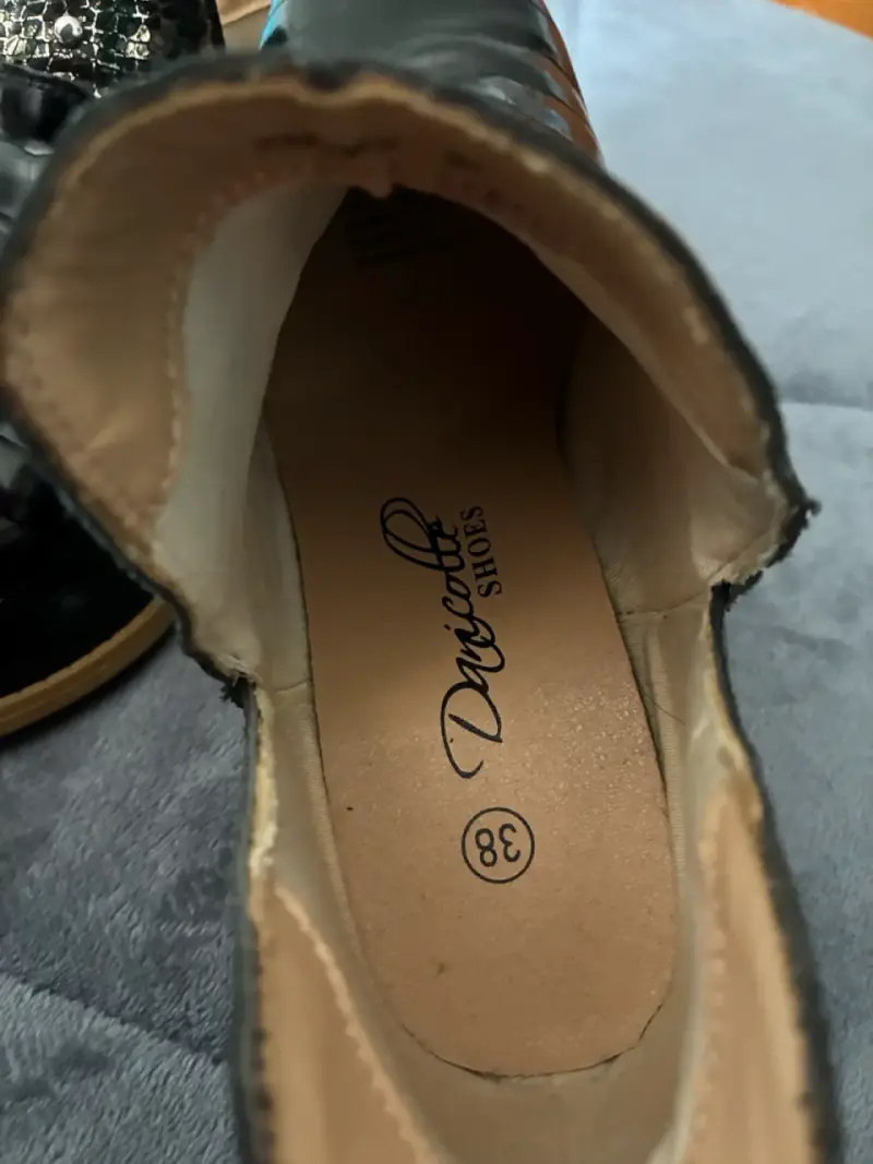 Botines de cuero negro con tacón y diseño reptil - 5