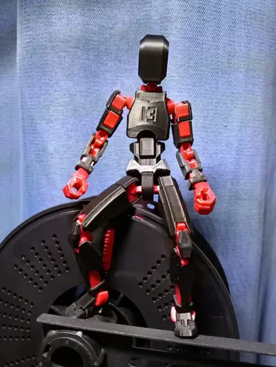 Figura de acción articulada en rojo y negro dummy - miniatura 1