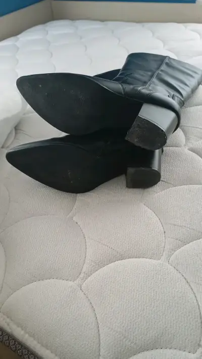 Botas negras de cuero para mujer con tacón - miniatura 2