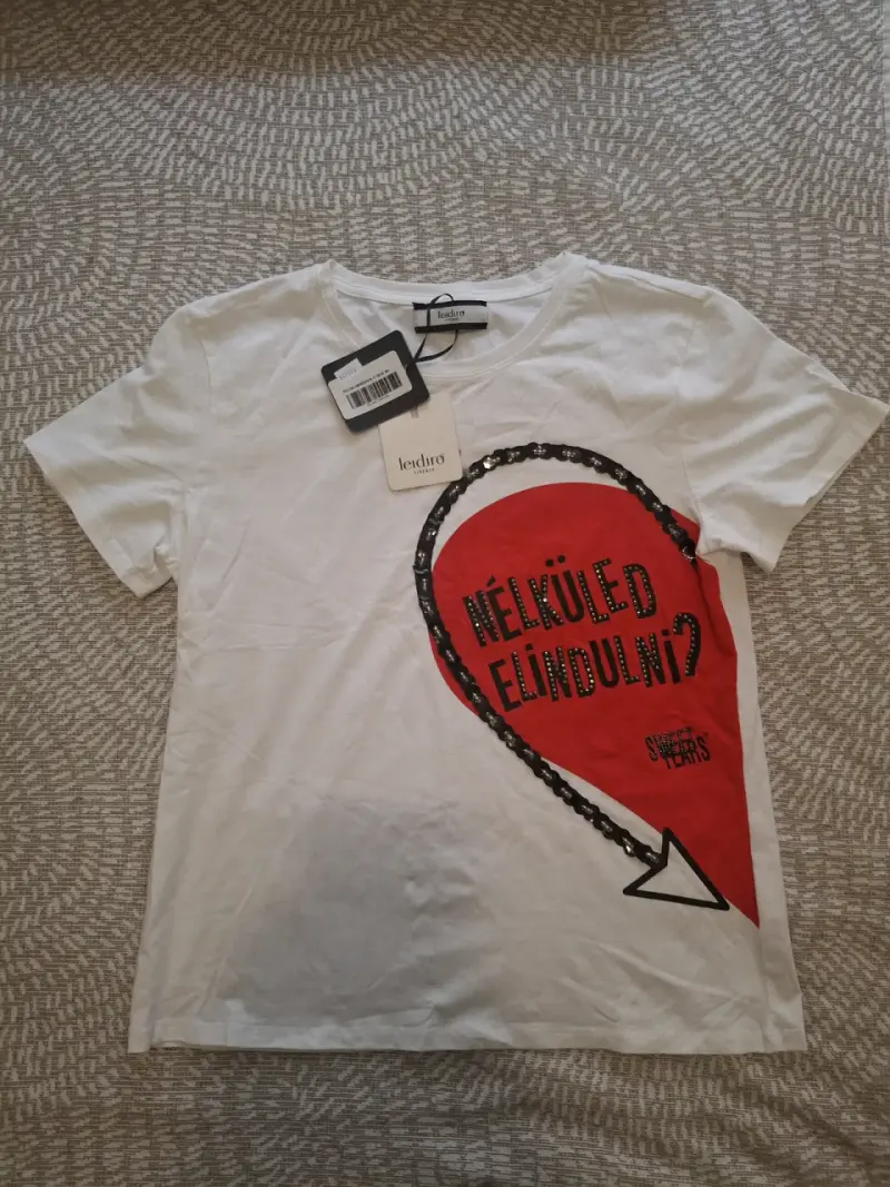 Polera blanca con diseño gráfico Leidiró - 1