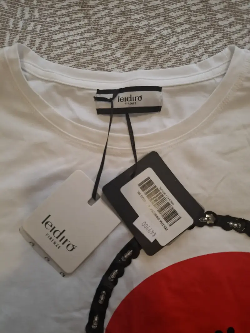 Polera blanca con diseño gráfico Leidiró - 2