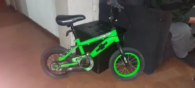 Bicicleta infantil verde Ozark Trail 12 pulgadas - miniatura 1