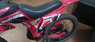 Bicicleta infantil Smart Kids roja con diseño deportivo - miniatura 1