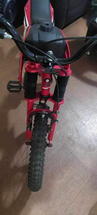 Bicicleta infantil Smart Kids roja con diseño deportivo - miniatura 2