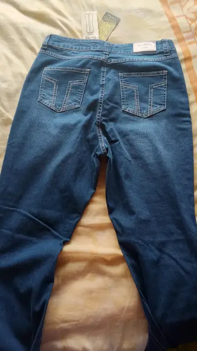 Jeans azul con diseño bordado para mujer - miniatura 1