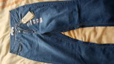 Jeans azul con diseño bordado para mujer - miniatura 2