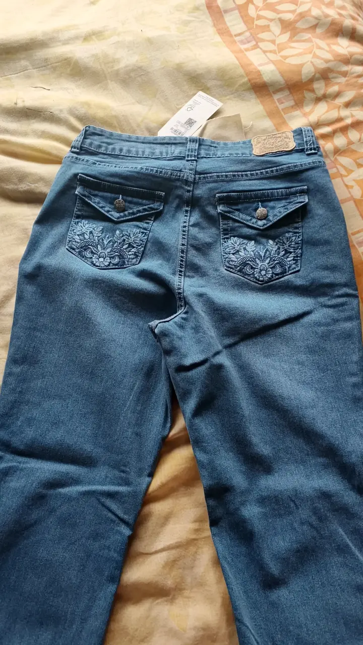 Jeans azul con diseño bordado para mujer - 3