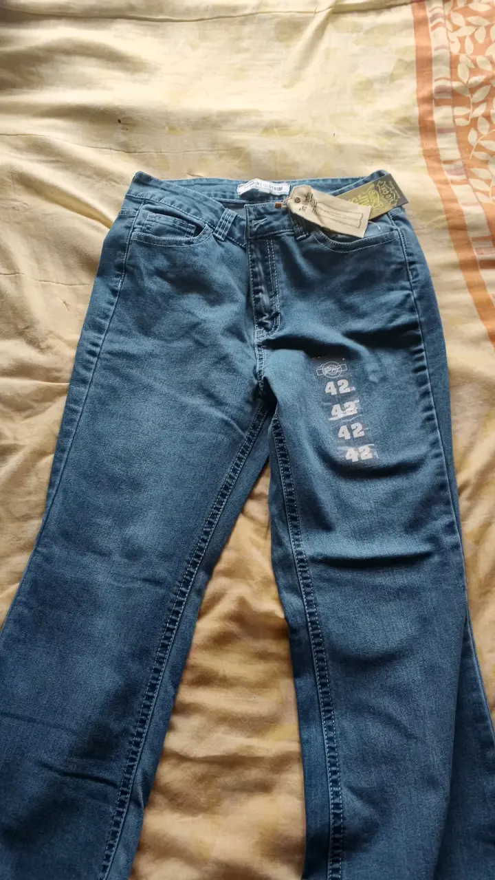 Jeans azul con diseño bordado para mujer - 4