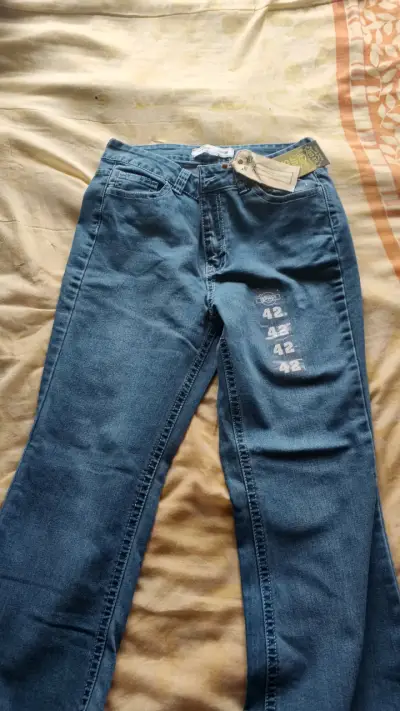 Jeans azul con diseño bordado para mujer - miniatura 4