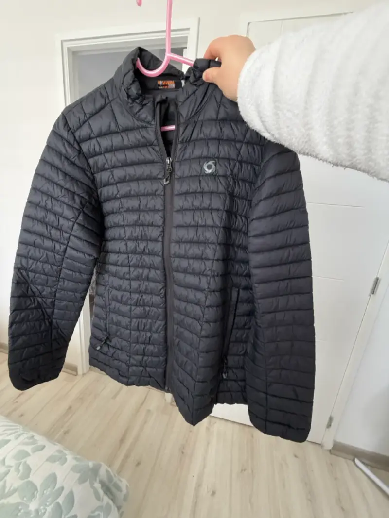 Chaqueta acolchada negra para mujer