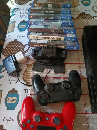Consola PlayStation 4 con juegos y controles - miniatura 1