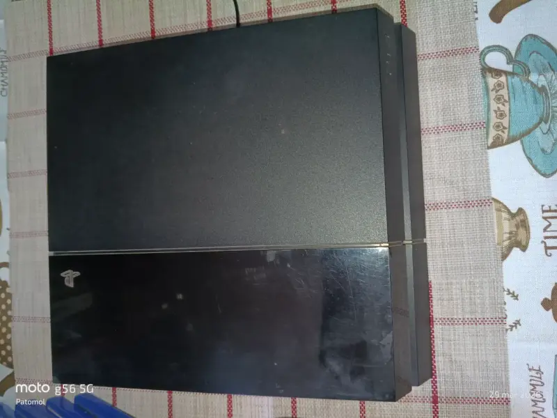 Consola PlayStation 4 con juegos y controles - 2