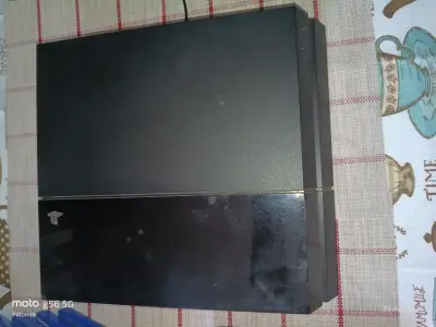 Consola PlayStation 4 con juegos y controles - miniatura 2