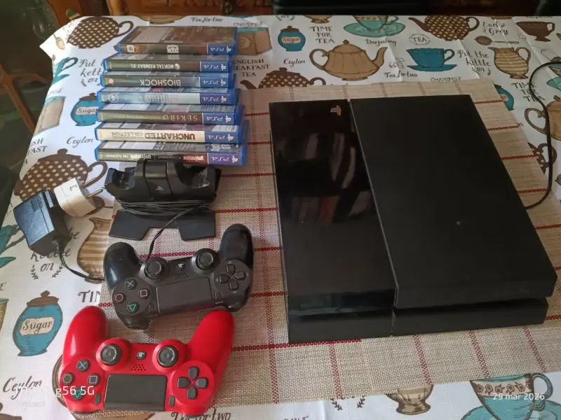 Consola PlayStation 4 con juegos y controles - 3