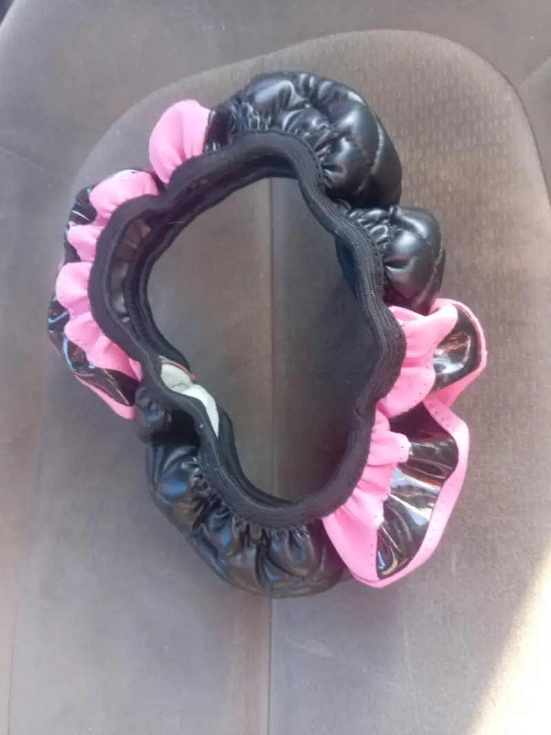 Cubre volante de cuero sintético negro y rosa - 2