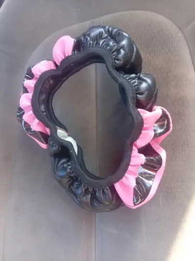 Cubre volante de cuero sintético negro y rosa - miniatura 2
