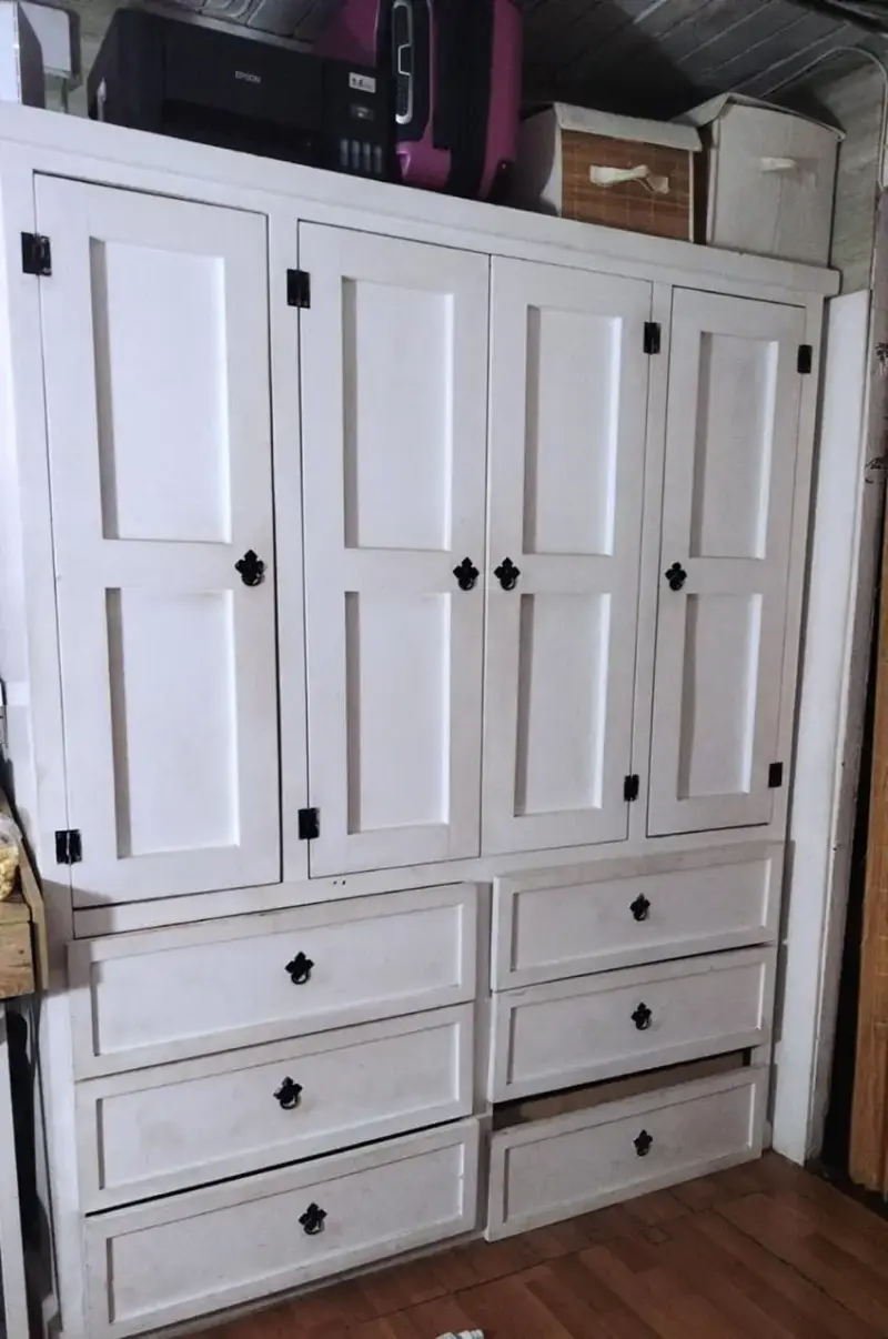Armario de madera blanco con múltiples compartimentos - 1