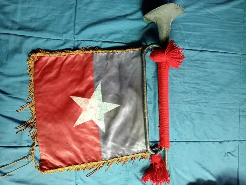 Corneta antigua con bandera chilena - 1