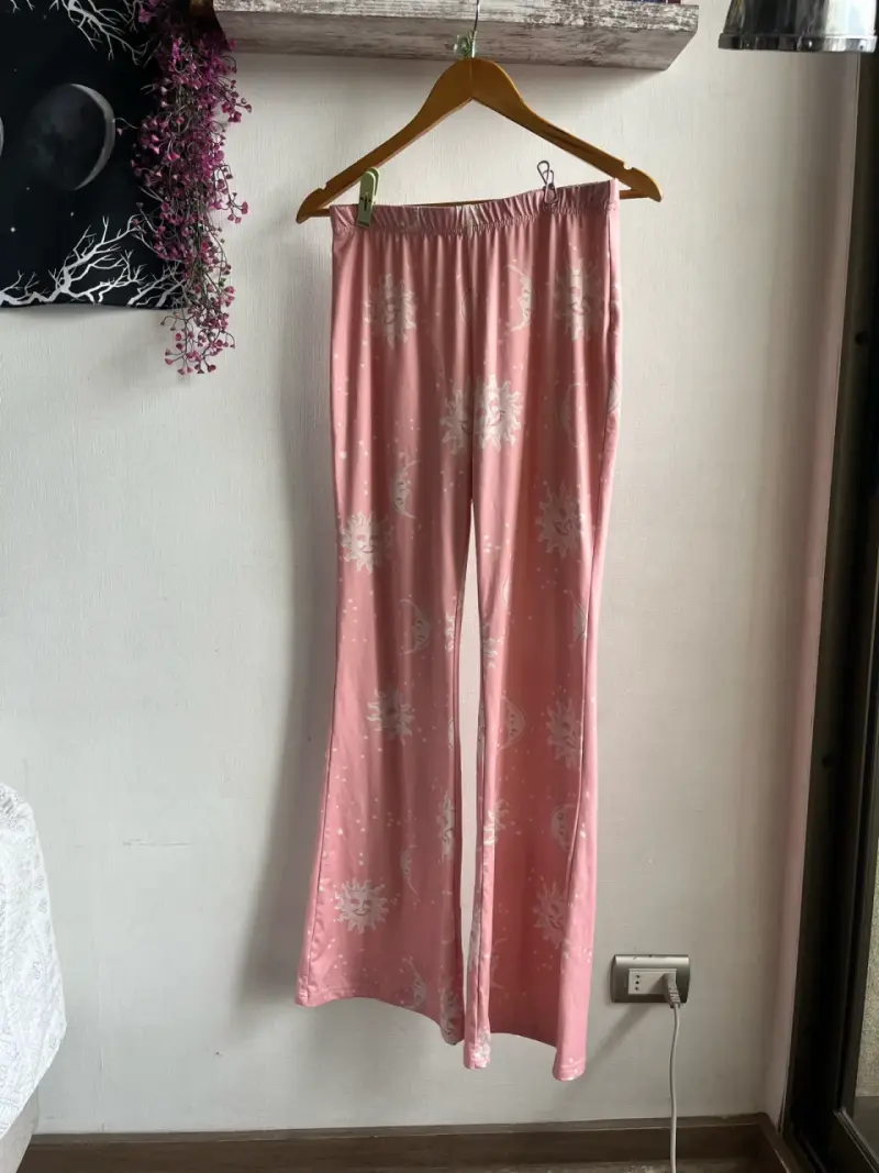 Pantalones de pijama rosados con diseño de sol y luna