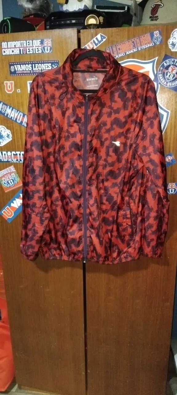 Cortaviento Diadora rojo camuflado para hombre - 1