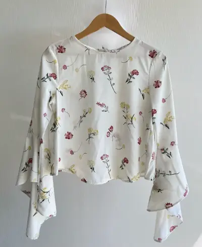 Blusa blanca con estampado floral y mangas acampanadas - miniatura 1