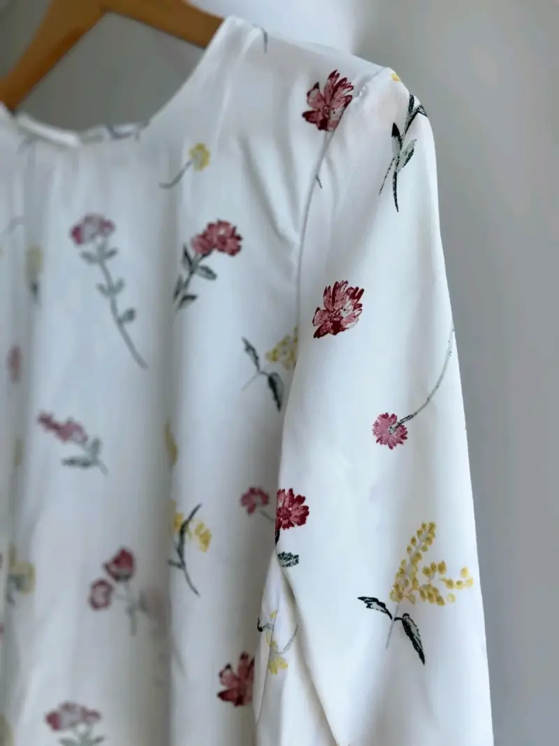 Blusa blanca con estampado floral y mangas acampanadas - 2
