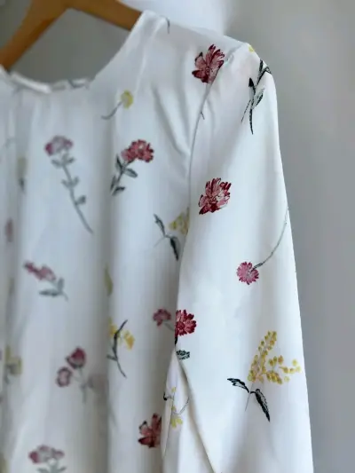 Blusa blanca con estampado floral y mangas acampanadas - miniatura 2