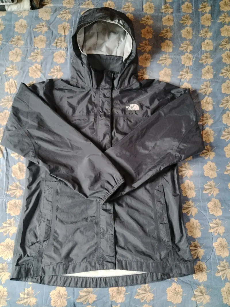 Chaqueta impermeable de mujerThe North Face negra - 2