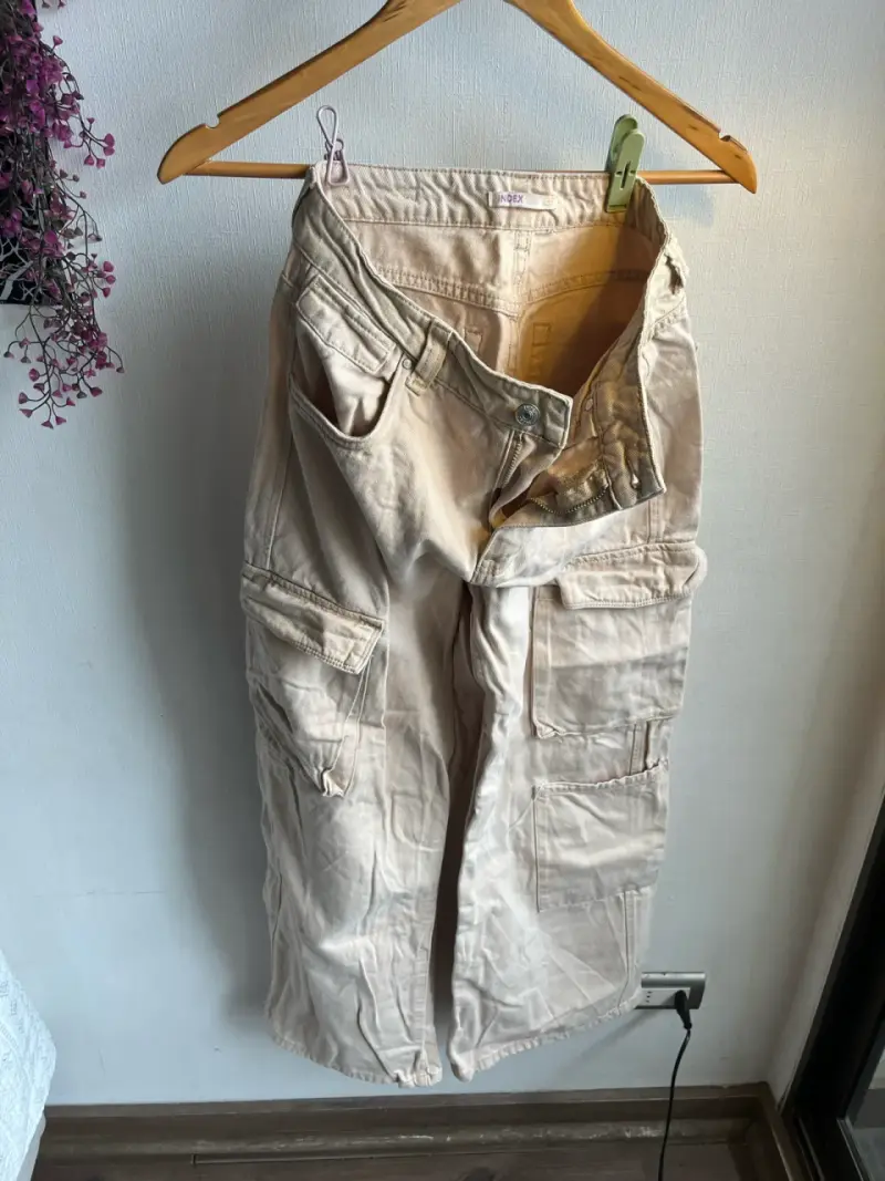Pantalones cargo beige para mujer Index - 6