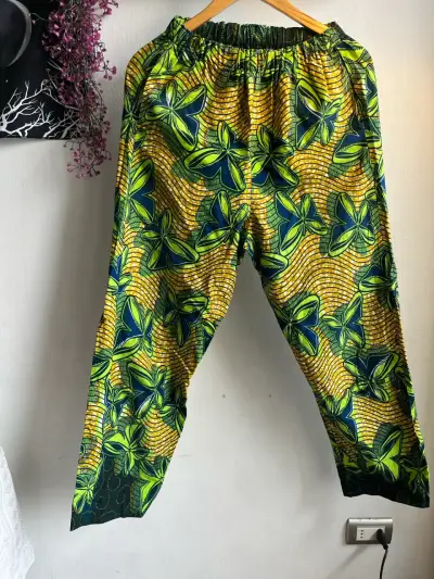 Pantalones holgados con estampado floral verde y amarillo - miniatura 1