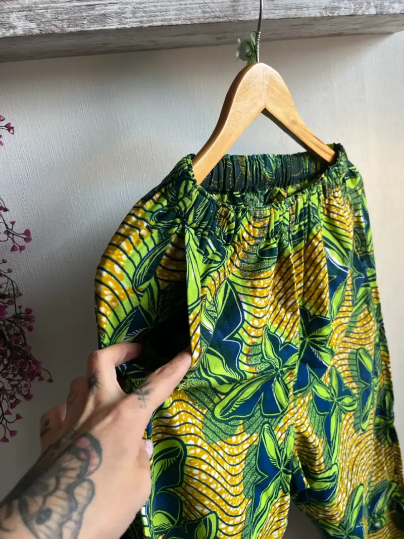 Pantalones holgados con estampado floral verde y amarillo - 2