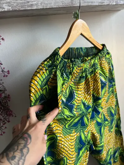 Pantalones holgados con estampado floral verde y amarillo - miniatura 2