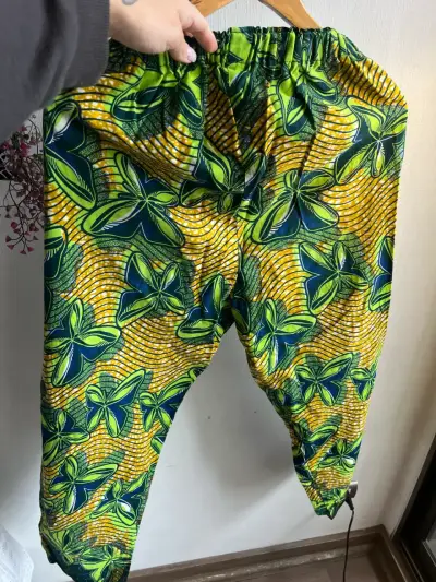 Pantalones holgados con estampado floral verde y amarillo - miniatura 3