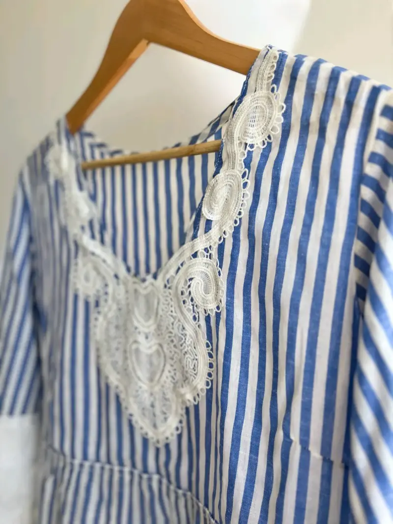 Vestido de rayas azul con encaje - 2