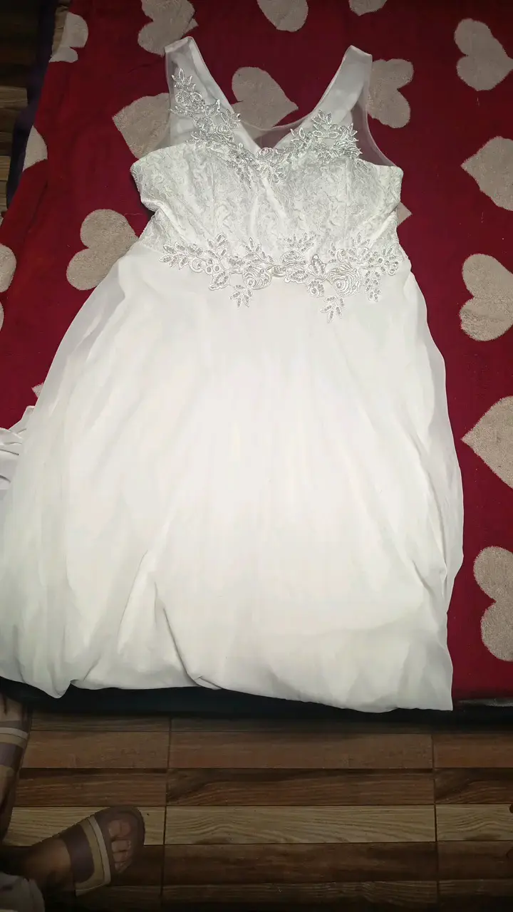 Vestido de novia blanco con encaje floral - 1