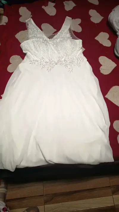 Vestido de novia blanco con encaje floral - miniatura 2