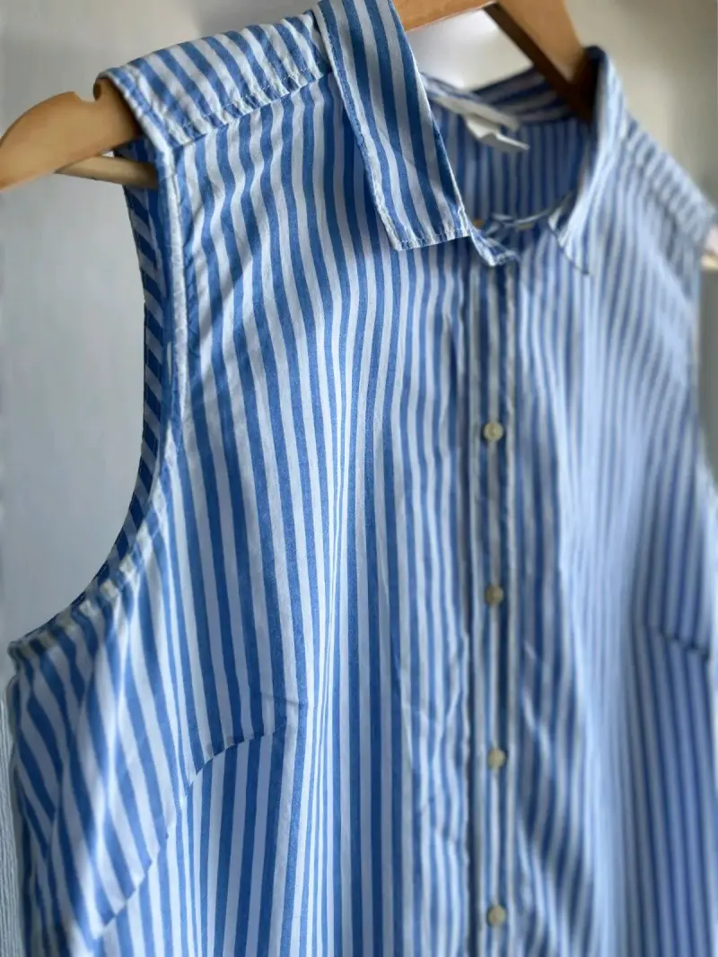 Blusa sin mangas a rayas azul y blanco - 2