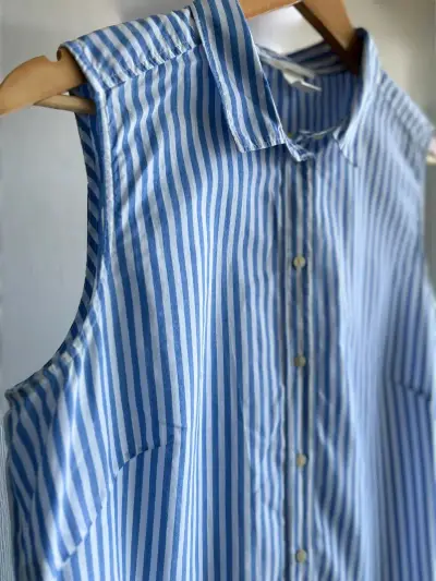 Blusa sin mangas a rayas azul y blanco - miniatura 2