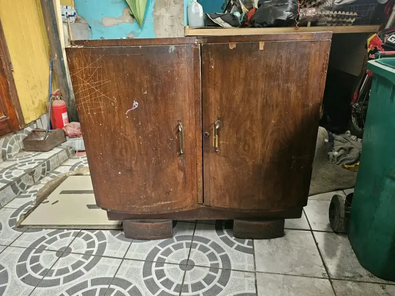 Mueble de madera antiguo con puertas abatibles - 1