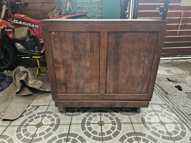 Mueble de madera antiguo con puertas abatibles - 2