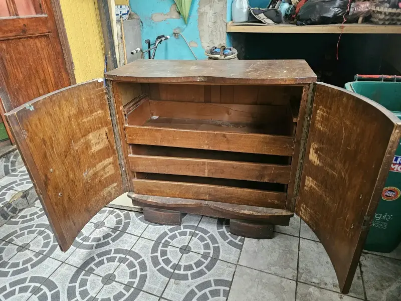 Mueble de madera antiguo con puertas abatibles - 3